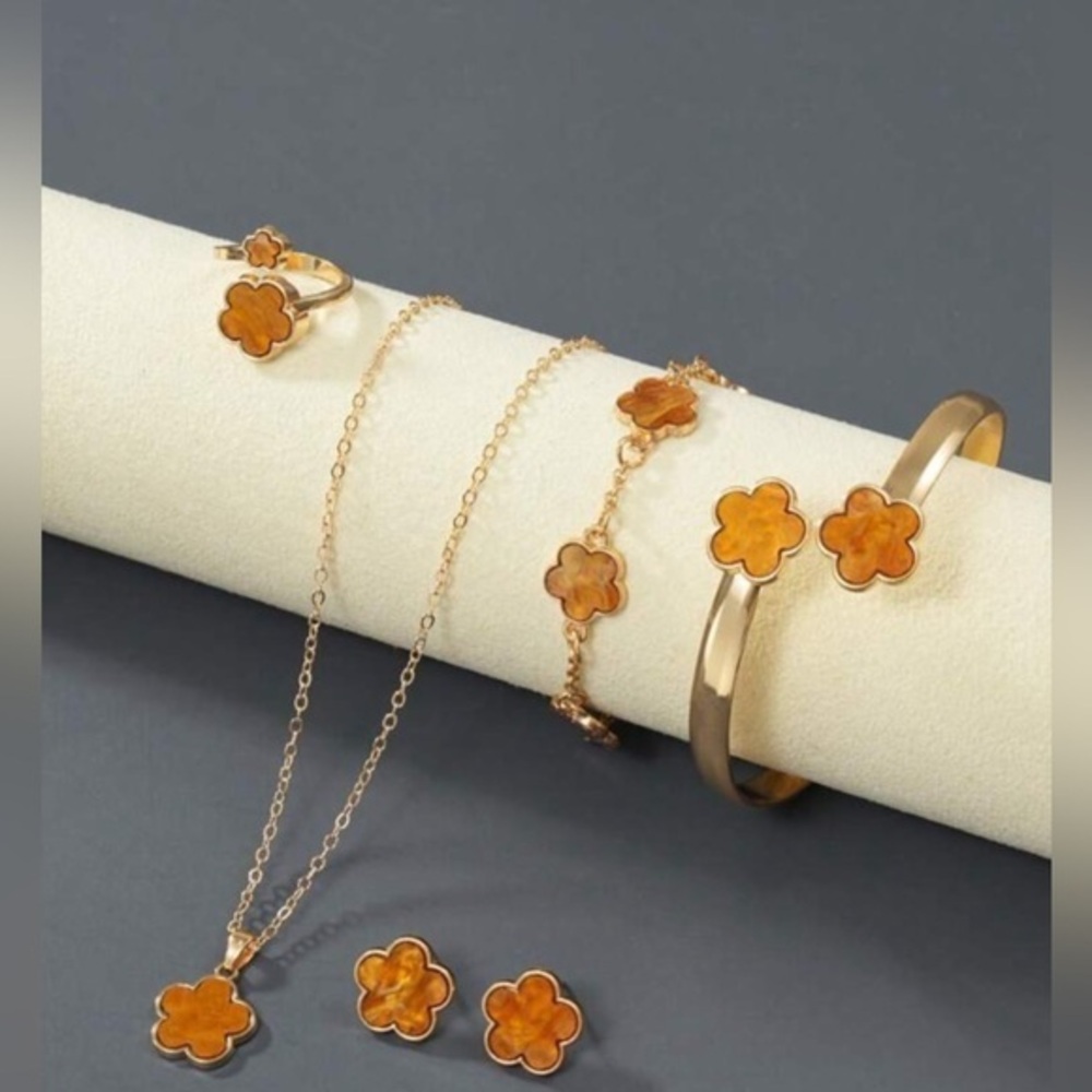 ✨NEW Gold 6 piece Clover Leaf Jewelry Set